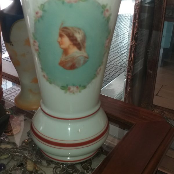 Οπαλινα του 1920 με βασιλική προσωπογραφία Ινδίας 27,cm ύψως Τιμη 220 ευρώ Β